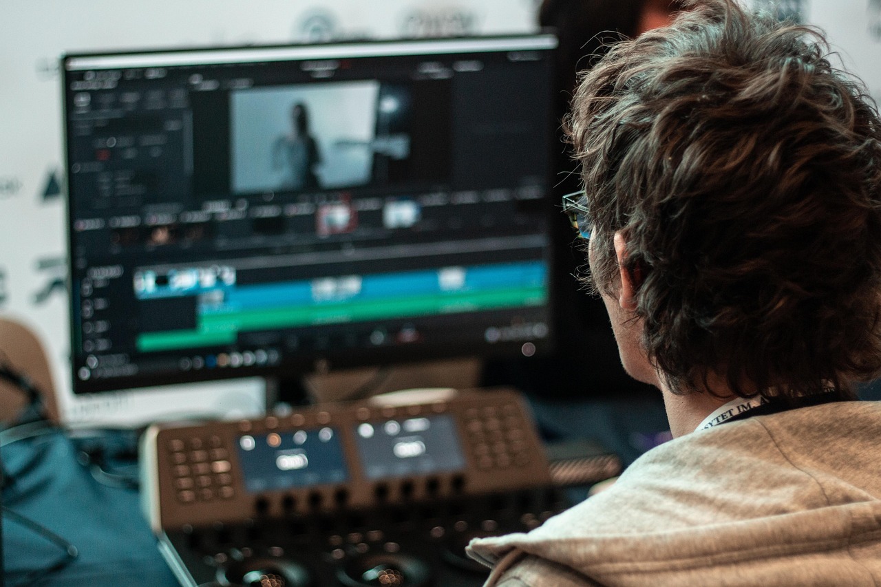 entdecken sie, wie remote work unternehmen und arbeitnehmer verändert. erfahren sie alles über vorteile, herausforderungen und best practices für das arbeiten von zu hause aus oder unterwegs.